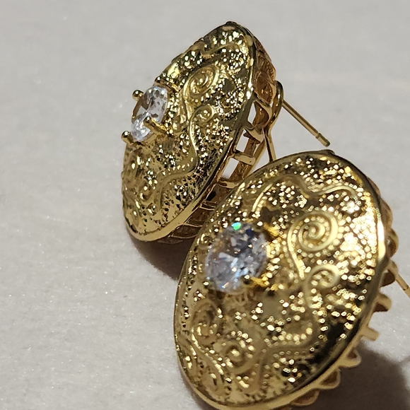 Elegant 18K Gold Stud Earrings with Crystal Accent - Picture 2 of 4